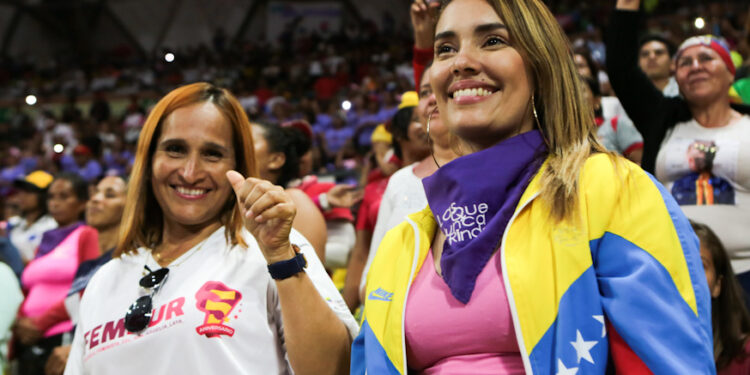 Maduro crea Gran Misión Mujer Venezuela para «empoderar» a las féminas