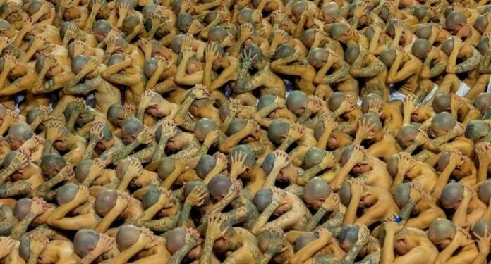 Otros 2 mil pandilleros son trasladados a la nueva cárcel de El Salvador