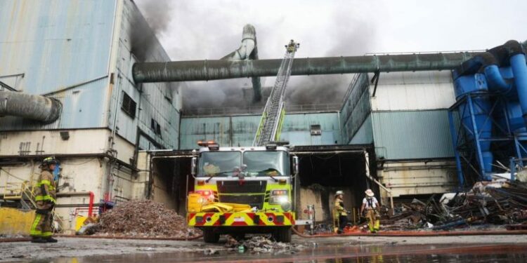 Exigen cierre de planta de reciclaje en Doral tras incendio