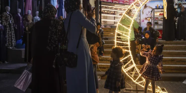 El Ramadán inició con precios altos y esperanzas de paz