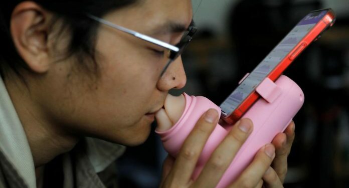 Empresa china crea un dispositivo para besar a distancia