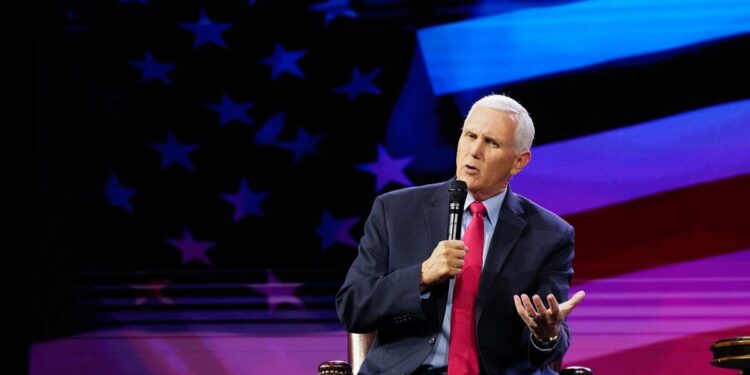 Pence resta importancia a sus mofas «homófobas»