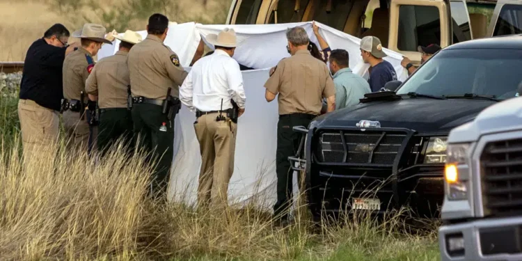 Hallan a migrantes sofocándose en tren al sur de Texas