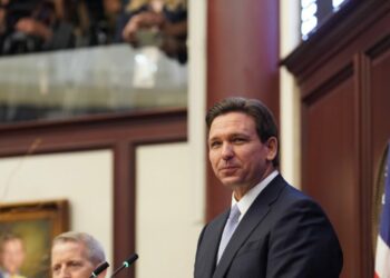 Aprueban ley en Florida que prohíbe tratamientos de cambio de género para menores