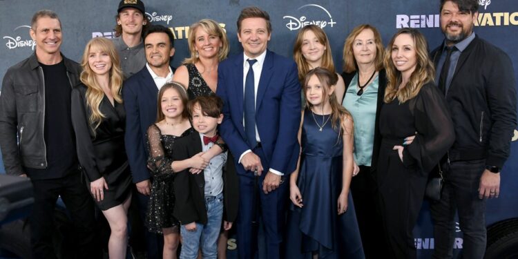 Jeremy Renner regresó a la alfombra roja tras su accidente con un quitanieves