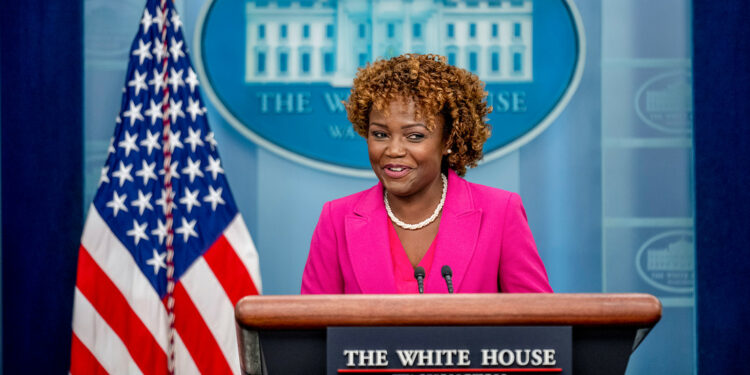 Acusan a la vocera de la Casa Blanca de hacer «luz de gas» a los reporteros