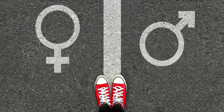 Escuela de EEUU reemplaza términos niño y niña por «persona que produce esperma u óvulos»