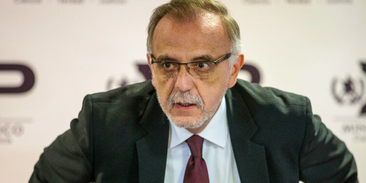 Citan a declarar al ministro colombiano por asesinato de 10 militares