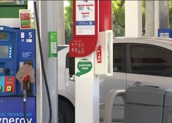 Escasez de gasolina originó largas colas al sur de Florida