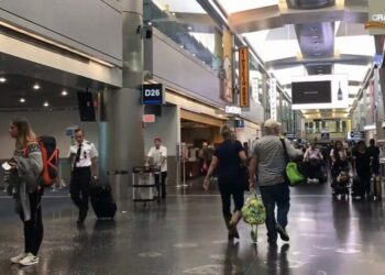 Fuertes lluvias paralizan vuelos en aeropuerto de Fort Lauderdale