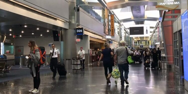 Fuertes lluvias paralizan vuelos en aeropuerto de Fort Lauderdale