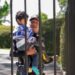 Un niño se cuela gateando en los jardines de la Casa Blanca