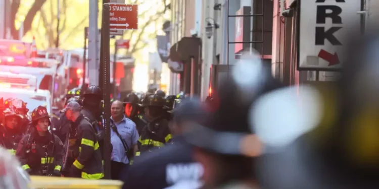 Un muerto y varios heridos dejó colapso en estacionamiento en Nueva York