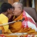 Dalái Lama pide disculpa tras polémica por besar a un niño en la boca