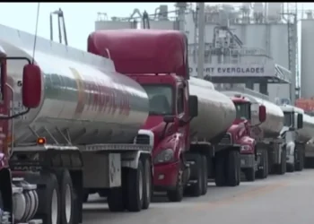 En alerta conductores del sur de Florida por retrasos en la distribución de gasolina