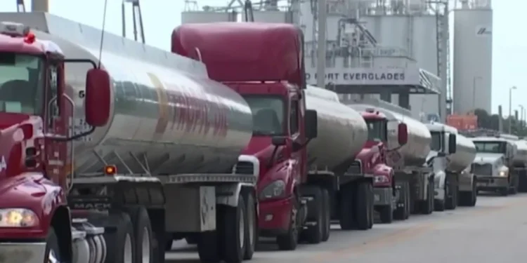 En alerta conductores del sur de Florida por retrasos en la distribución de gasolina
