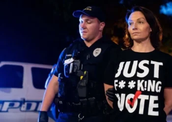 Detenida presidenta de los demócratas durante protesta en Florida