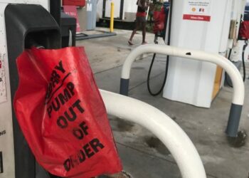 Distribuyen 500 mil galones de combustible para paliar la escasez al sur de Florida