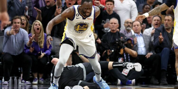 Draymond Green fue expulsado por brutal agresión en juego de la NBA