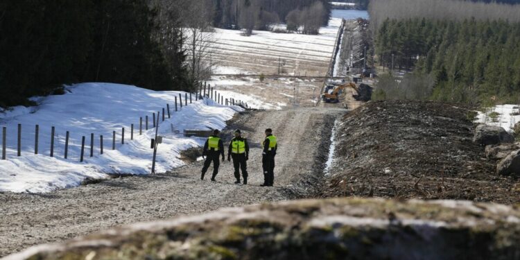 Finlandia inició la construcción de la valla fronteriza con Rusia