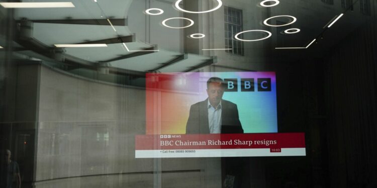 Jefe BBC renuncia tras la polémica de préstamo a Boris Johnson