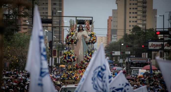 Miles de fieles acompañaron a Jesús de la Misericordia en Maracaibo
