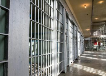 Motín en prisión federal de Miami dejó reclusos heridos y armas incautadas