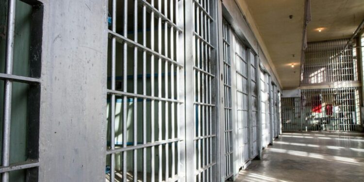 Motín en prisión federal de Miami dejó reclusos heridos y armas incautadas