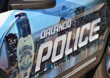 Dos adultos y un niño fueron asesinados a tiros dentro de su vivienda en Orlando