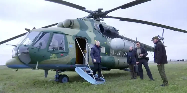 Putin visita nuevamente a Ucrania para animar a las tropas