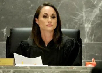 Suspenden a jueza que presidió la matanza de Parkland