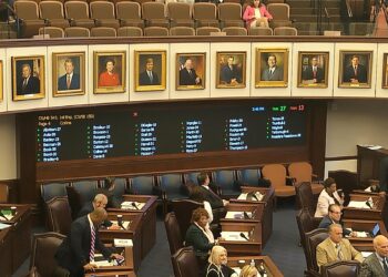Senado de Florida prohíbe el aborto después de seis semanas