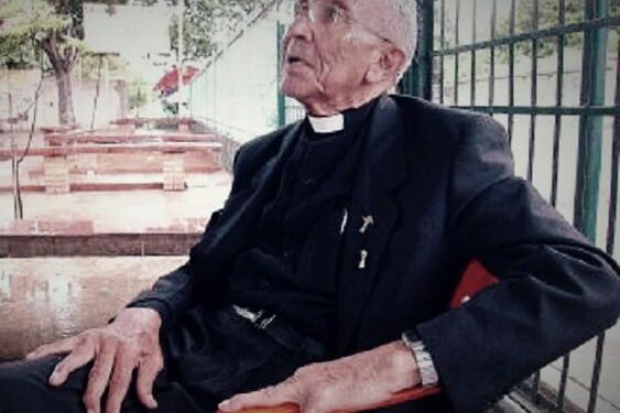 El padre Vílchez un pastor en bicicleta, por León Magno Montiel