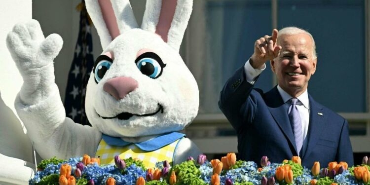 Los Biden buscan huevos de Pascua en la Casa Blanca con miles de niños