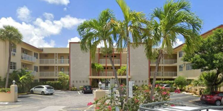 Evacuados residentes de un edificio en North Bay Village tras ser declarado inseguro