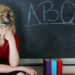 Suspenden a profesora de EEUU que prohibió a una alumna hablar español