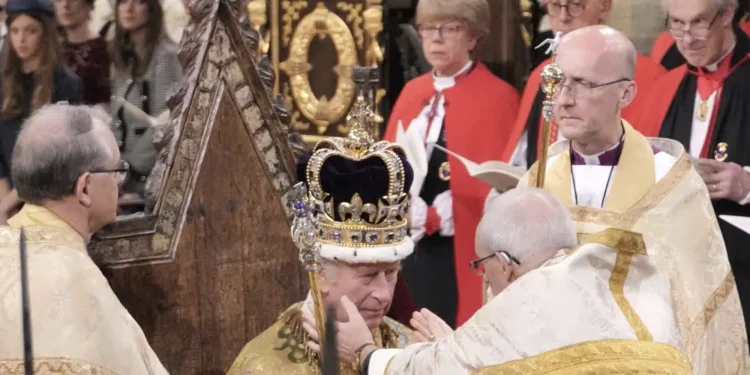 Carlos III fue coronado tras una ceremonia en tradiciones antiguas