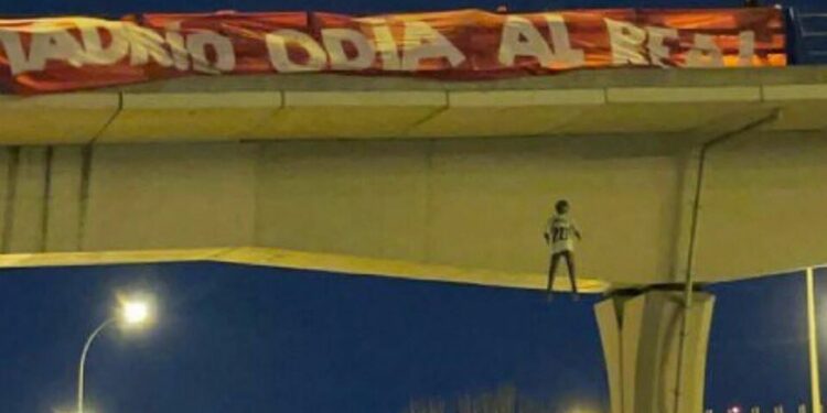 Cuatro detenidos por el muñeco contra Vinícius colgado en un puente de Madrid