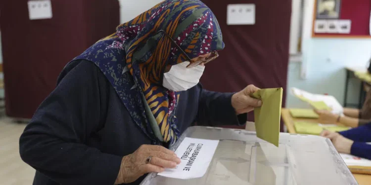 Turquía sale a las calles para elecciones cruciales
