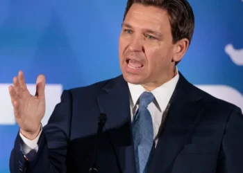 DeSantis firma en Miami varias leyes sobre educación