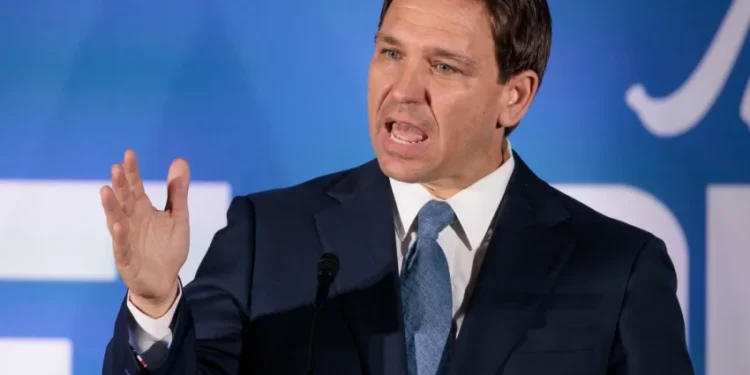 DeSantis firma en Miami varias leyes sobre educación