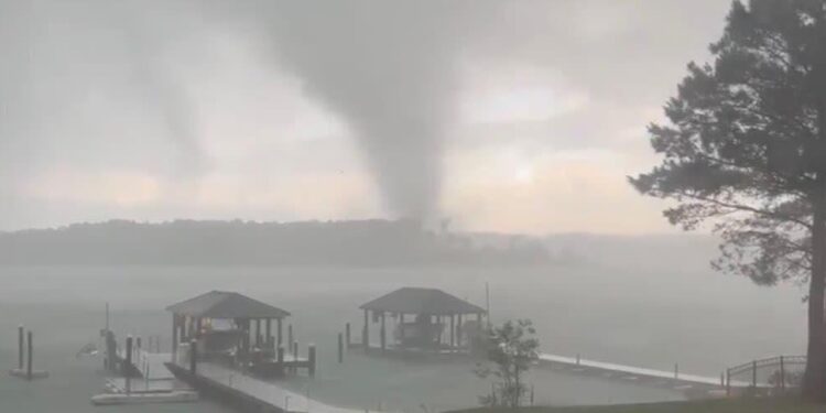 Virginia Beach en estado de emergencia por paso de tornado