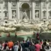 Ecoactivistas tiñen de negro la Fontana di Trevi durante una protesta