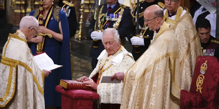 Carlos III fue coronado tras una ceremonia en tradiciones antiguas