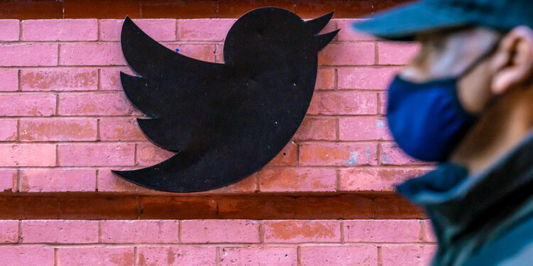 UE escrutará a Twitter por «elegir la confrontación» al abandonar sus pautas de desinformación