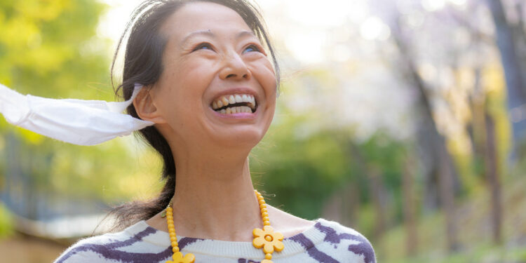 Ganan popularidad en Japón entrenamientos para aprender a sonreír