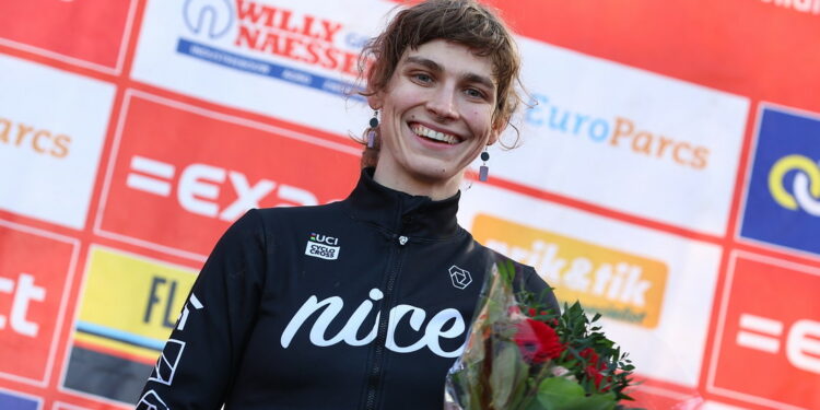 Ciclista trans Austin Killips gana carrera por 5 minutos de diferencia