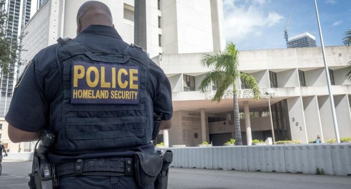Detenida madre en Florida por dejar a sus 2 hijos en un carro que se incendió