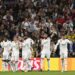 Aficionados del Real Madrid despiden entre tristeza y reconocimiento a Benzema