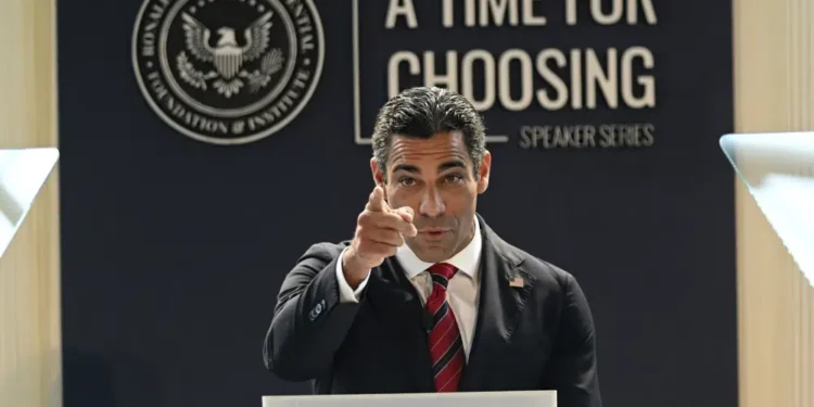 Alcalde de Miami busca convertirse en el 1er alcalde en funciones en ser presidente